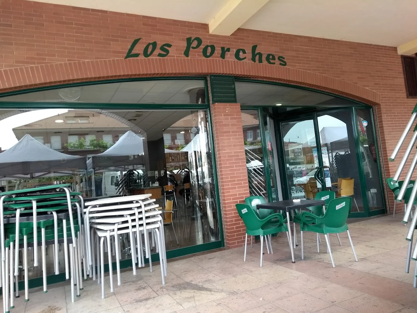 Terraza de Café Bar Los Porches bajo los porches de la plaza